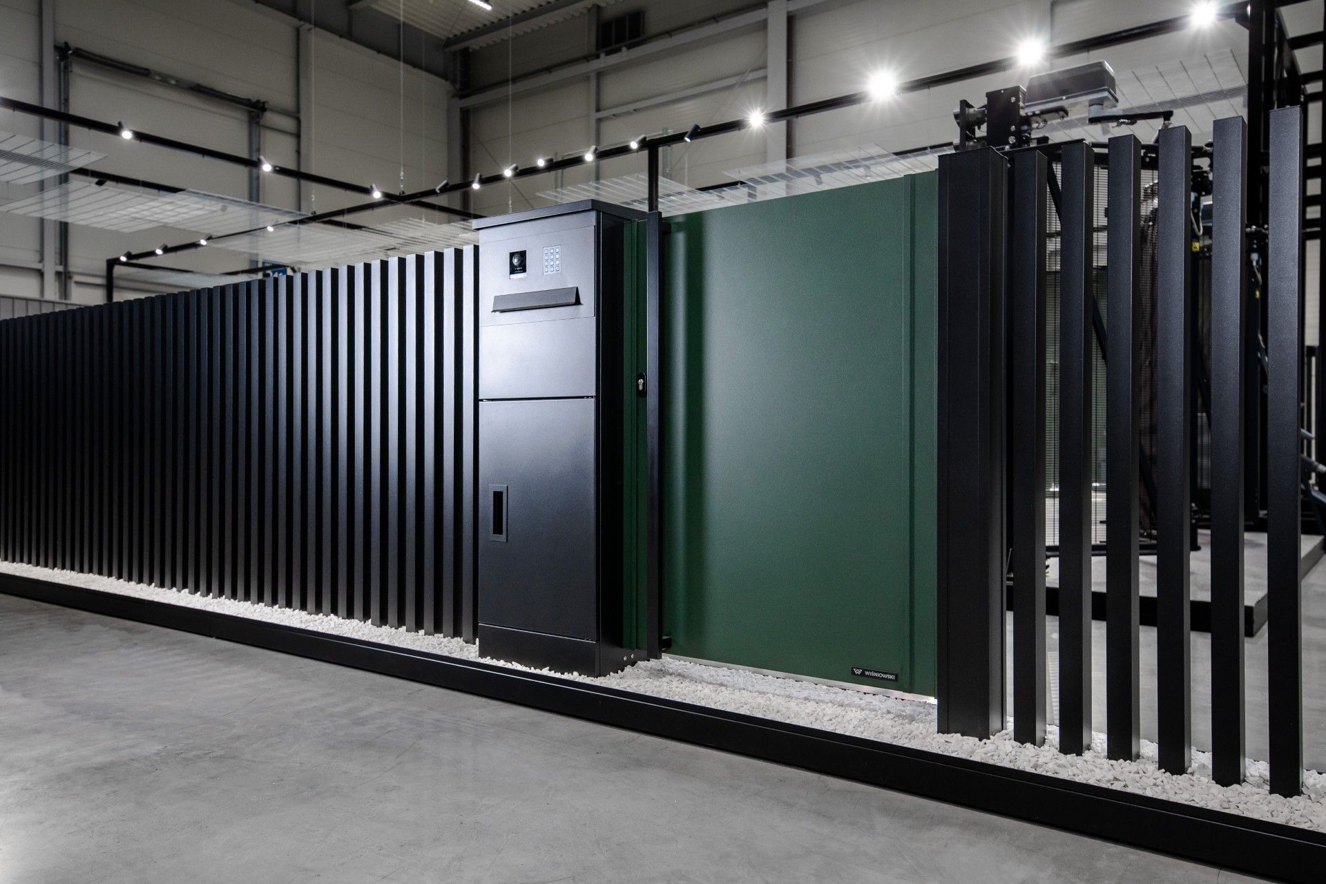 MultiBox ved Infinity-hegnet og AW.AL.203-gangporten