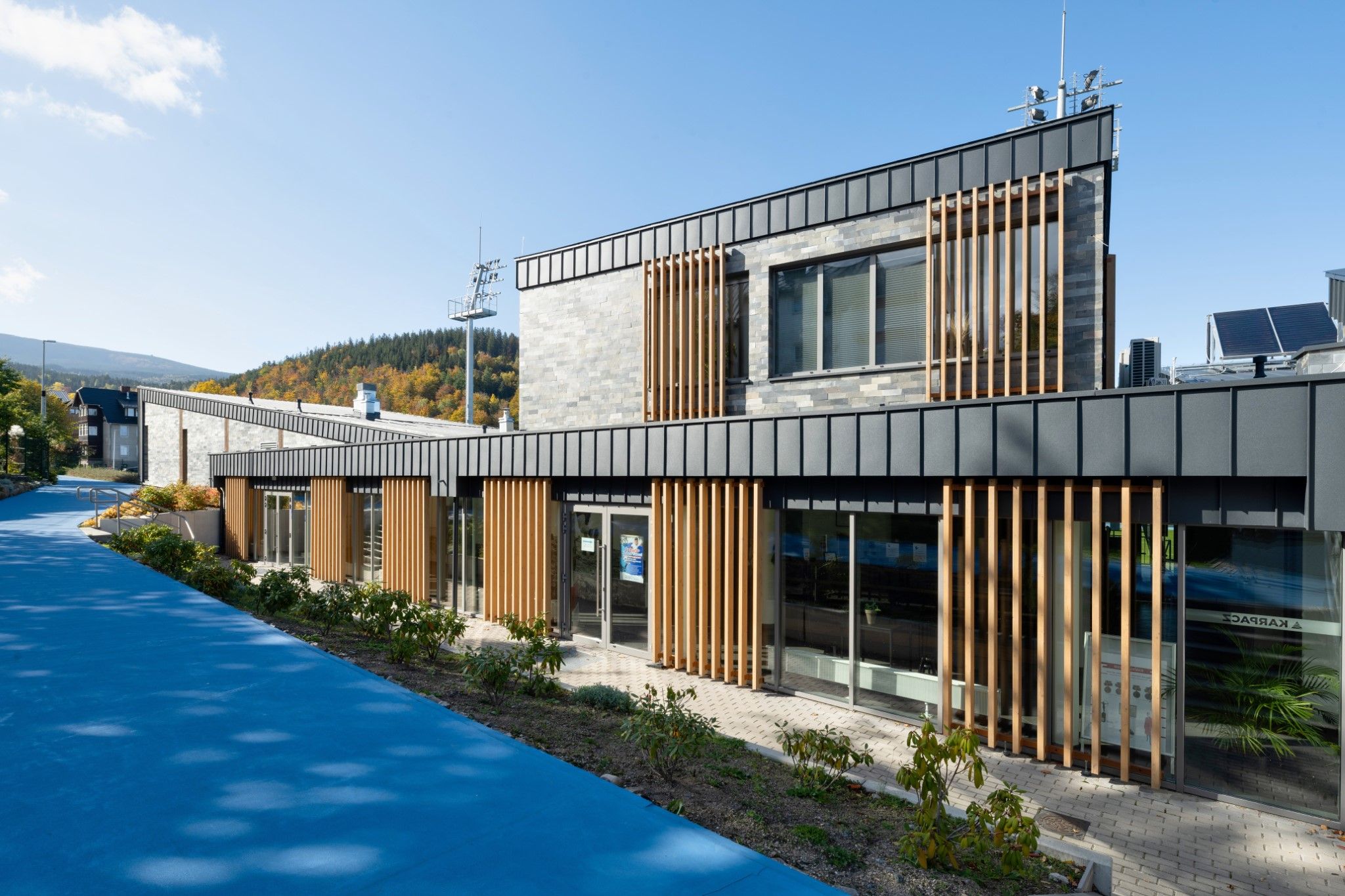 glasbygning ved stadionet i Karpacz